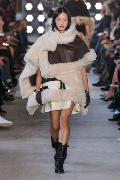 Look 16